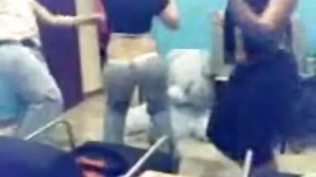 High definition :  Vidunderlig blond pige knepper på klubtoilettet Porno film 