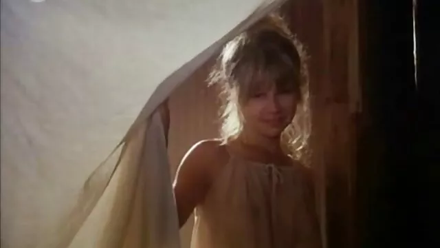 High definition :  Petite uskyldigt udseende Latina sutter gigantisk pik Porno film 