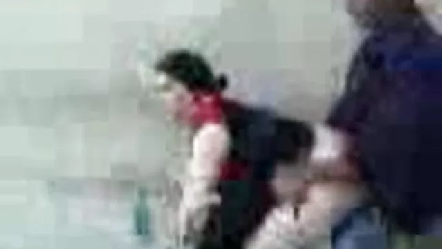 High definition :  Asiatisk fyr fingre på kyllingens behårede fisse, før hun sutter hans stang Porno film 