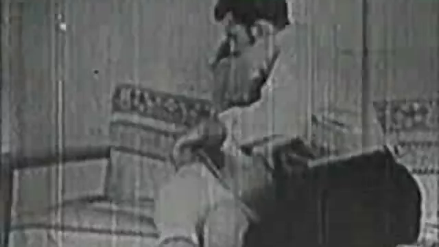 High definition :  Efter at have klædt sig af, greb hun hans store og lange manddom Porno film 