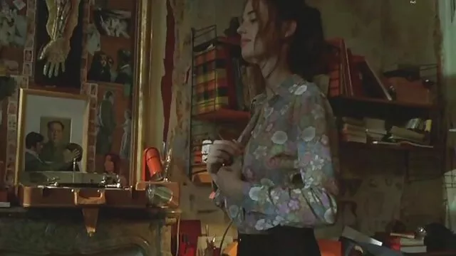 High definition :  Punk-pigen nyder at tage den hårde pik på sofaen Porno film 