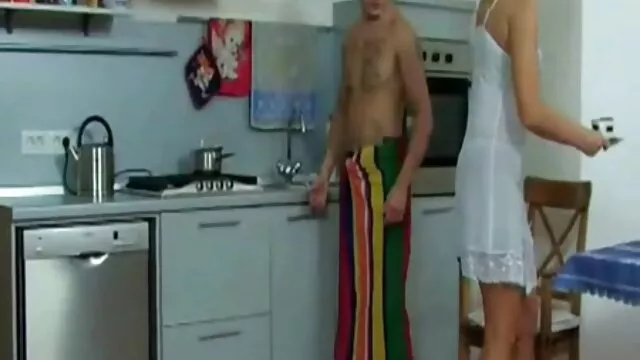 High definition :  Udover at massere hendes krop, vil han også slikke den barberede snude, hun har Porno film 