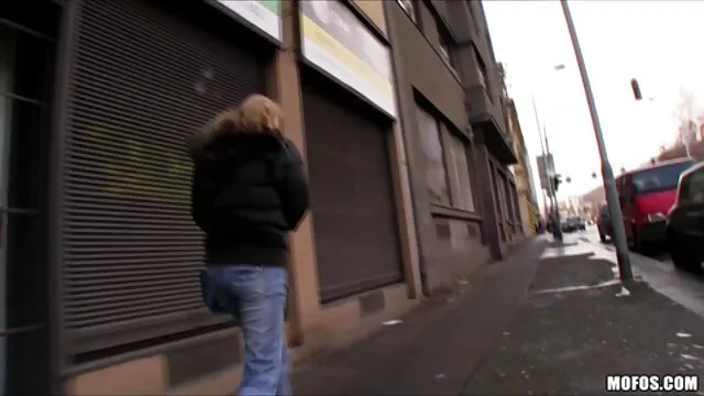 High definition :  Fed chance, men endelig knepper massør slank klient på massagebriks Porno film 