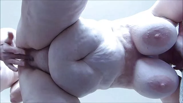 High definition :  Stor-røvet blondine rider analt lang meatstick efter yoga Porno film 