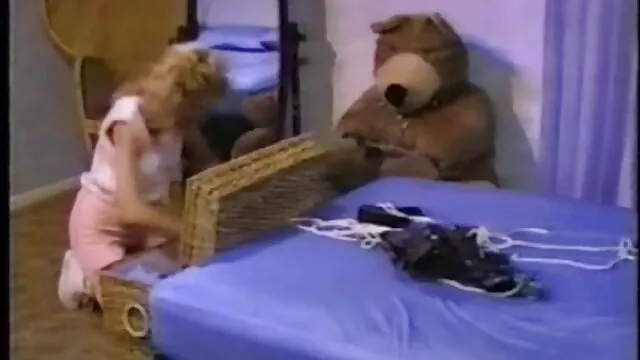 High definition :  Euro babe blæser pik, mens han kører rundt i byen med to fyre Porno film 