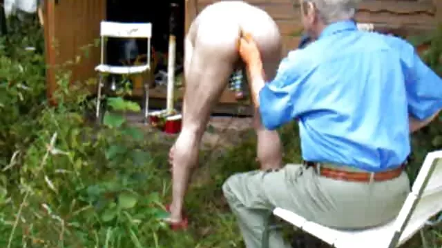 High definition :  Ibenholt pigen Julie Kay blinker krop og onanerer på kamera Porno film 