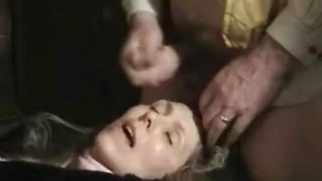 High definition :  Blond MILF strakt på bordet af liderlig agent med kamera Porno film 