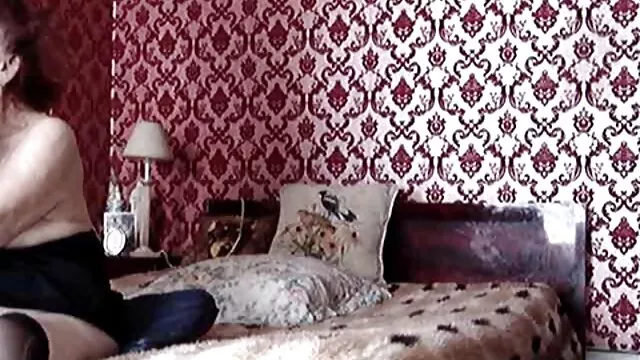 High definition :  Mager blondine slapper af i soveværelset med tre liderlige nitter Porno film 