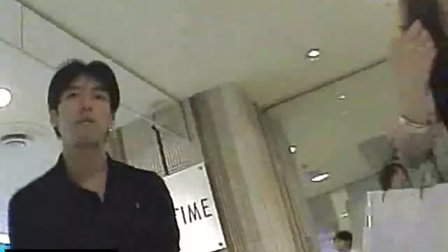 High definition :  Venner bringer kylling til et sted, hvor hun giver blowjob for penge Porno film 