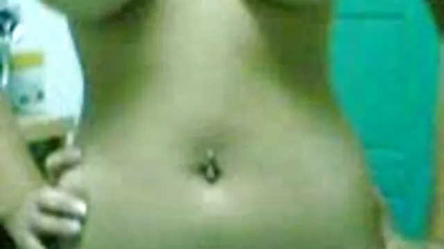 High definition :  Pigen er bundet til en rød enhed, så en skaldet mand kan gøre, hvad han vil Porno film 