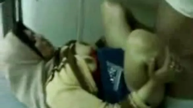 High definition :  Attraktiv Latina med piercing i navlen gør møbler væk for fanden Porno film 