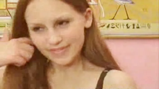 High definition :  Sort bruiser spidder flot en langbenet pige i køkkenet Porno film 