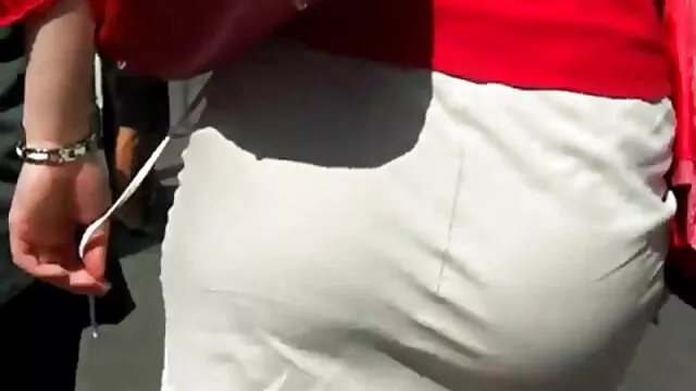 High definition :  Klassisk blondine belønner naboen for hjælp ved at sutte hans pik Porno film 