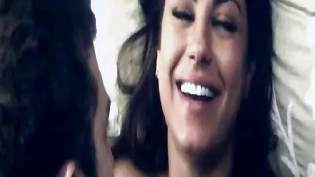 High definition :  Skinny euro betalt for at klæde sig af og blive kælet offentligt Porno film 