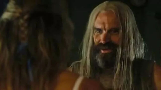 High definition :  Sød brunette pige rider og blæser den fyr på bordet Porno film 