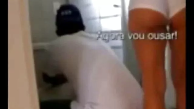 High definition :  Raven-haired tatoveret tøs får en stor fanden ud af sin mand Porno film 