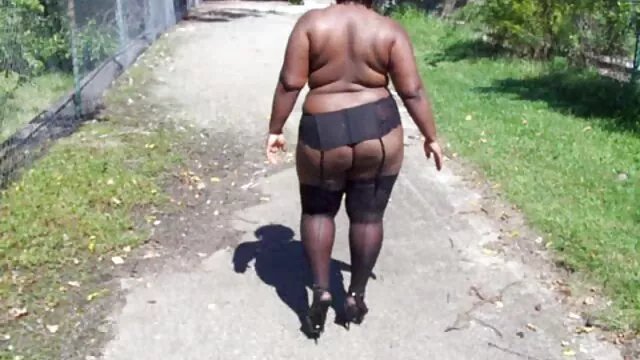 High definition :  MILF-dame har en smuk stor røv, og hun elsker at få den smæk Porno film 