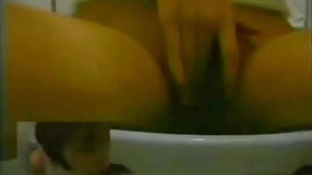 High definition :  Legesyg brunette sutter og rider på tyk fuckstick i POV-stil Porno film 