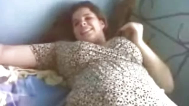 High definition :  Brunette polerer fallus, før den klatrer på den for en dejlig tur Porno film 