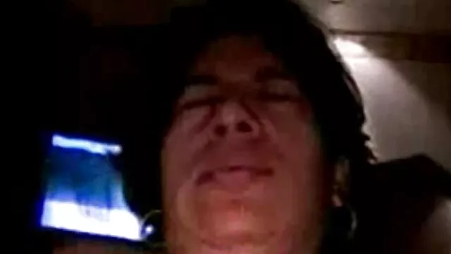 High definition :  Sexet udseende ung pige sutter og hopper på et stort stykke pik Porno film 