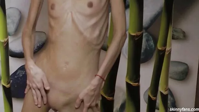 High definition :  Sjov med stor dildo forbereder blondine til ankomsten af ​​kæmpe pik Porno film 