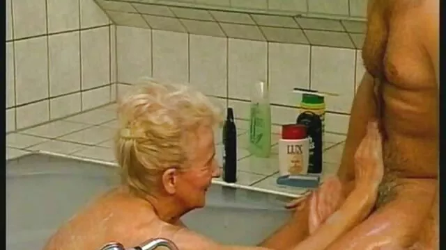 High definition :  Latinmand og stor-booiseret blondine parrer sig i vaskeriet Porno film 
