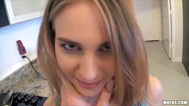 High definition :  Blond pige med en tynd krop har lyst til noget skide Porno film 