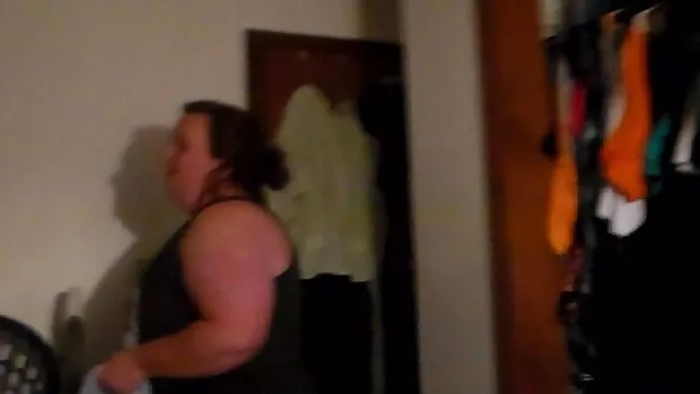 High definition :  Smuk brunette tager hårdt pik i køkkenet Porno film 