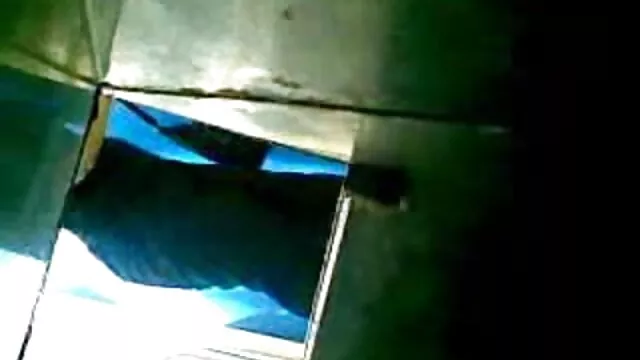 High definition :  Buxom tjenestepige for penge indvilliger i at tilbede mesterens pik mundtligt Porno film 