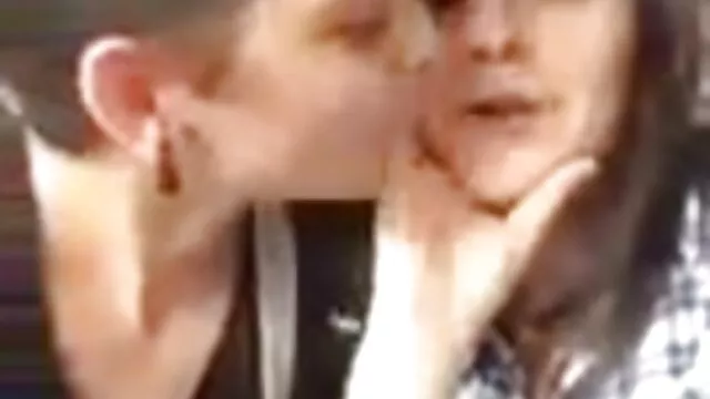 High definition :  Slank brunette hottie med naturlige bryster sutter og rider Porno film 
