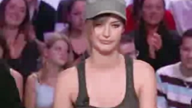 High definition :  Sommerdag suger hunks saftig pik, indtil hun gør det rødt. Porno film 
