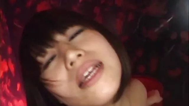 High definition :  Henrivende babe med massive bryster, der slusker på en stor hård pik Porno film 