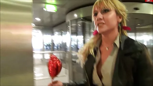 High definition :  Fantastisk blondine giver et godt blowjob før parring Porno film 