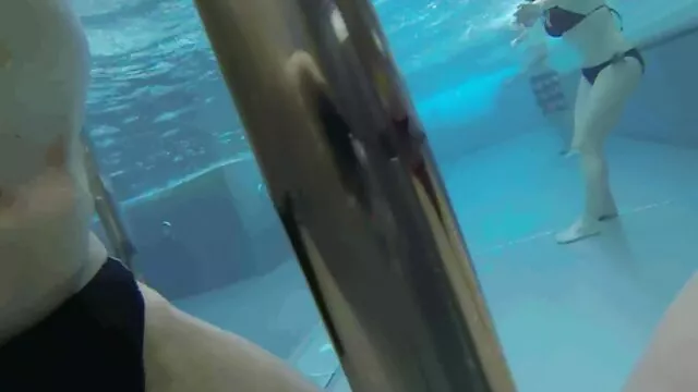 High definition :  Lille blondine samlet op og kneppet af hængt sort fyr Porno film 