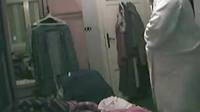 High definition :  Ibenholt cutie parrer sig med sikkerhedsvagt og skaldet slyngplante Porno film 