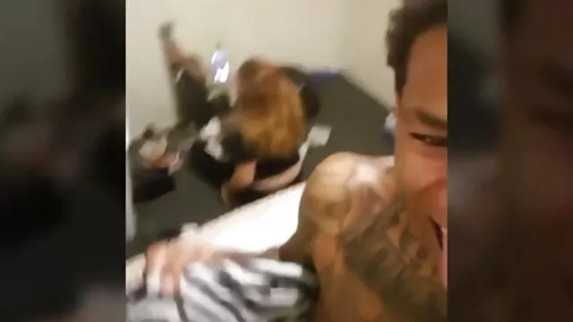 High definition :  Frække cheerleaders holder udendørs trekant-fuck-fest Porno film 