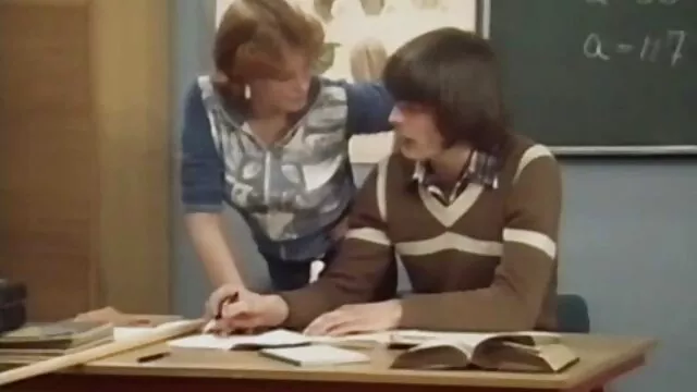 High definition :  En høj fyr tilbeder blondines runde røvkind ved hjælp af olie Porno film 