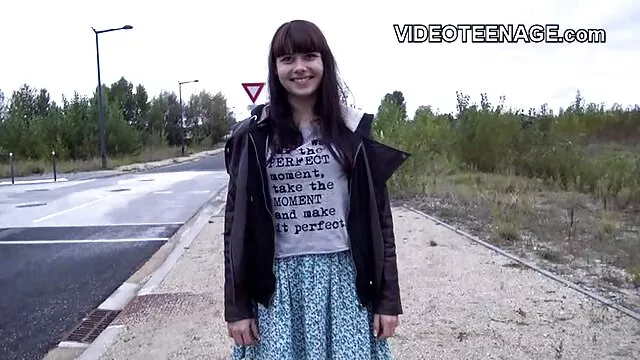 High definition :  Pigen mangler bare en fisse for at blive puklet, så hun giver et blowjob først Porno film 