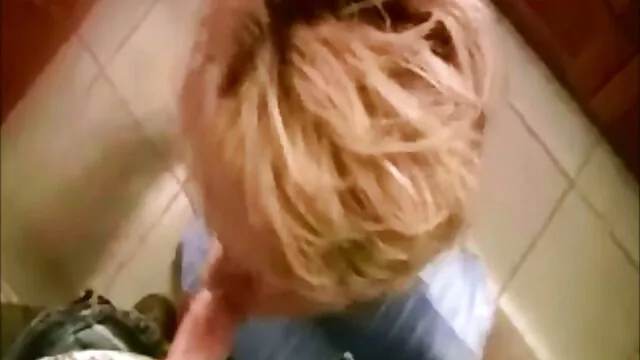 High definition :  Teen chick får sin fisse slikket af sin unge kæreste Porno film 