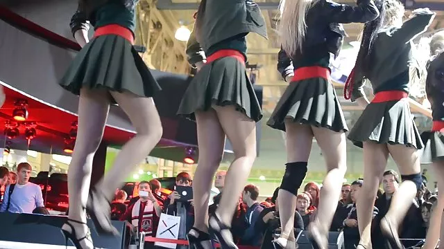 High definition :  Babe leger med kameramanden, da stedsøster kommer for at dyste med hende Porno film 
