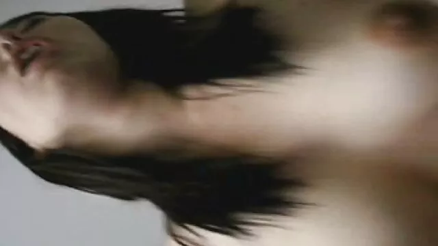 High definition :  Brunette teen babe bliver vædret på badeværelset Porno film 