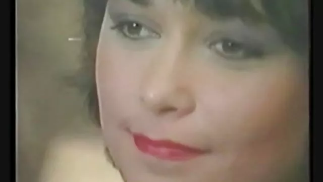 High definition :  Uskyldig blondine bliver svindlet af en høj pornohun Porno film 