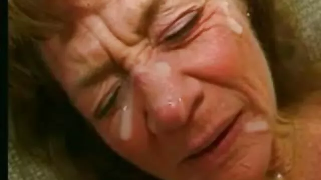 High definition :  Sort tyr strækker ung hvid fisse med sin store pik Porno film 