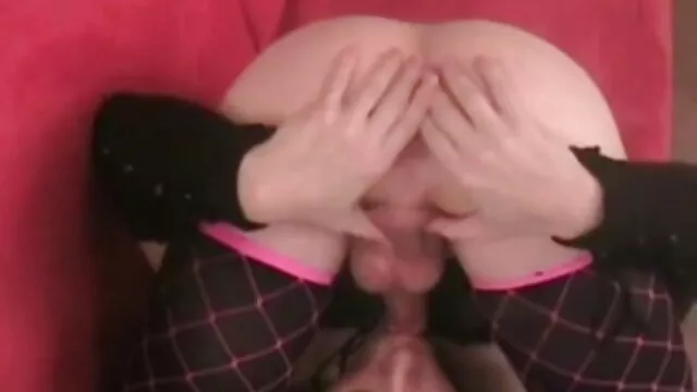 High definition :  Ung brunette med engleagtigt ansigt suger glubsk til BF's ben Porno film 