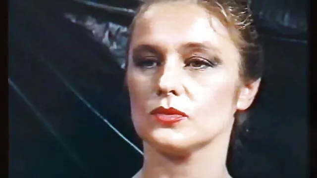 High definition :  Smuk ung fyr har ikke noget imod at tage sig af den gamle kvindes fisse Porno film 