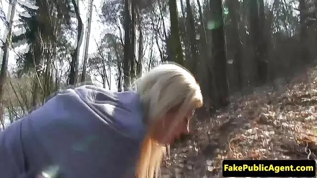 High definition :  Sød blondine bliver fingerbanket og kneppet af sin kæreste Porno film 