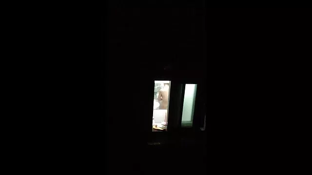 High definition :  Hvid penis trænger ind i våd fisse af Ebony pige med olieret krop Porno film 