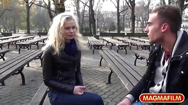 High definition :  Den heldige gamle mand gør sit bedste for at glæde den unge søde Porno film 