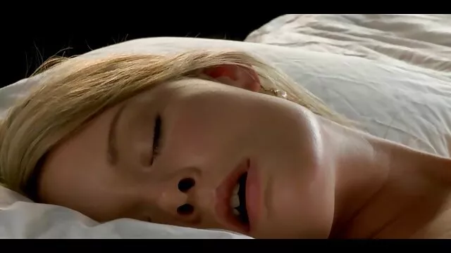 High definition :  Efter oral introduktion har parret hardcore sex på sofaen Porno film 