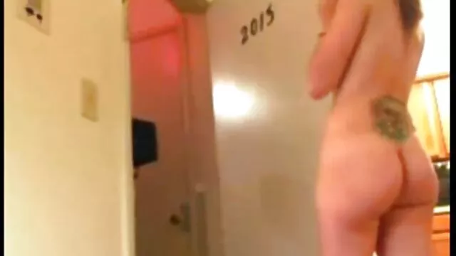 High definition :  En smuk ravnehåret teenager bliver banket efter eksamen Porno film 
